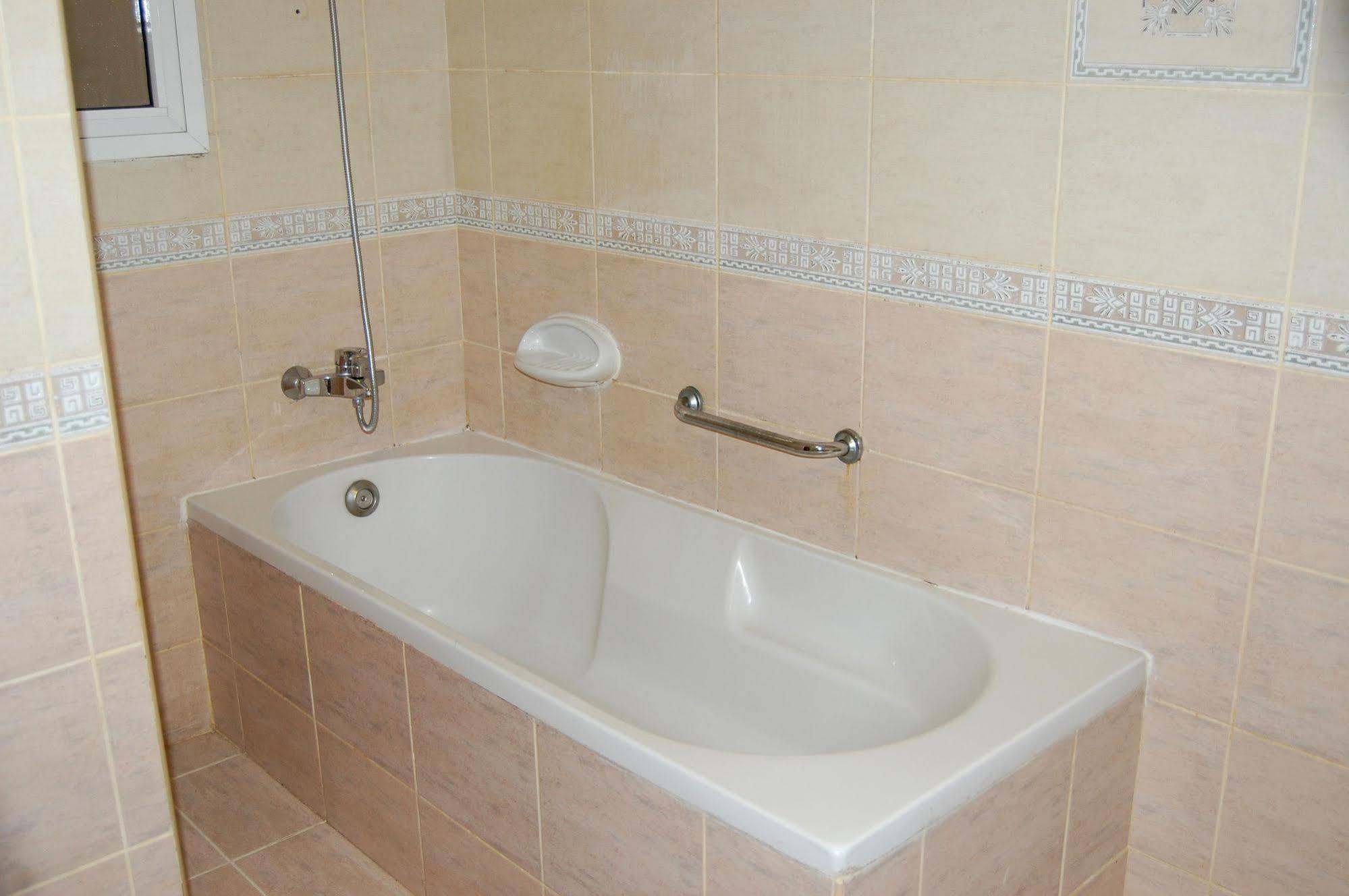 Al Ferdous Hotel Apartment Шарджа Экстерьер фото